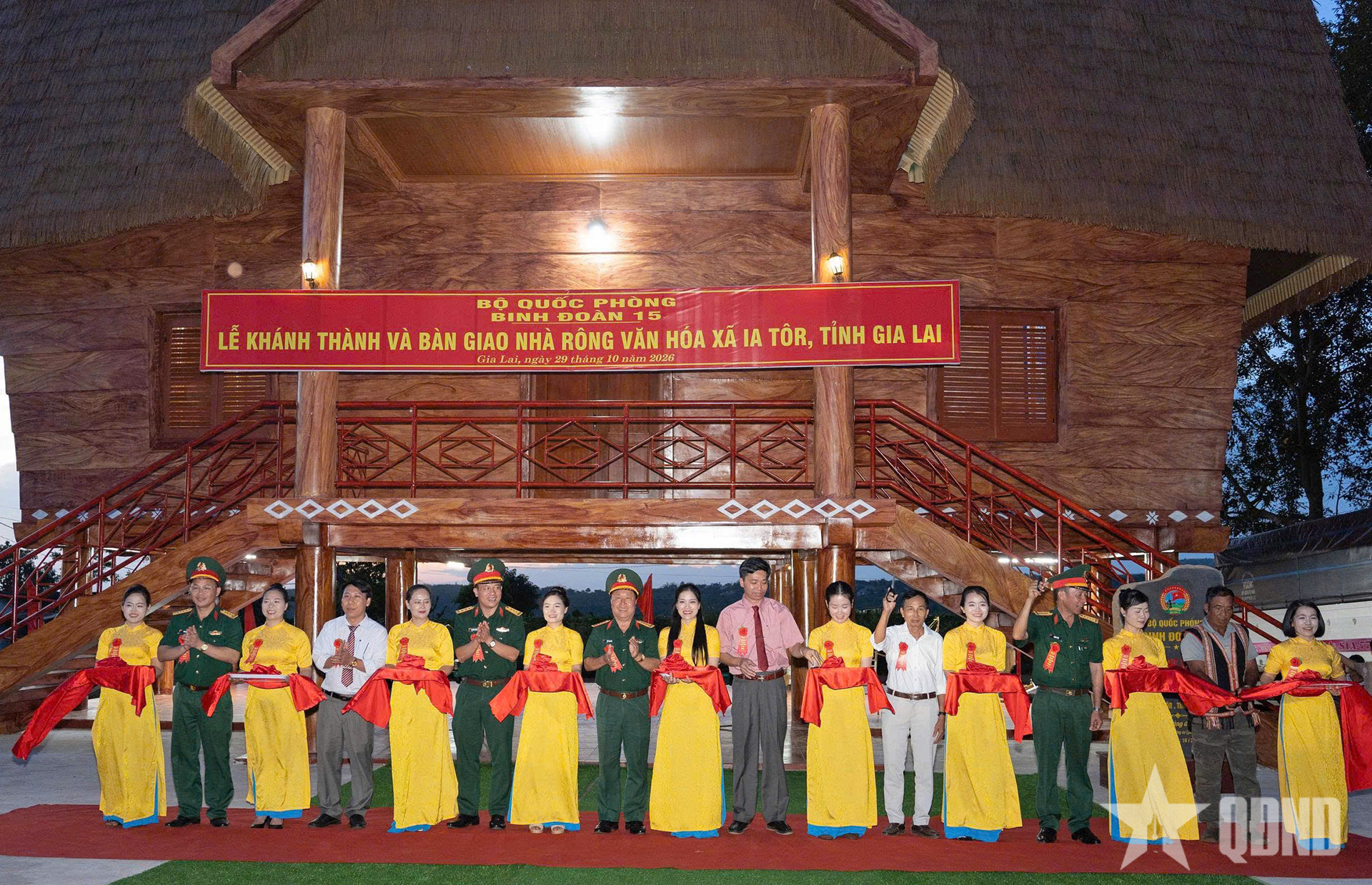 Binh đoàn 15 khánh thành, bàn giao Nhà rông văn hóa xã Ia Tôr, tỉnh Gia Lai